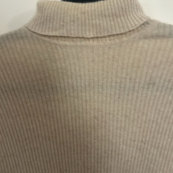 100% cashmere turtleneck from Scotland. It’s a large but runs like a medium - Picture 2 of 6